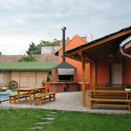 Penzion A Restaurace U Hroznu Вельке-Биловице Экстерьер фото