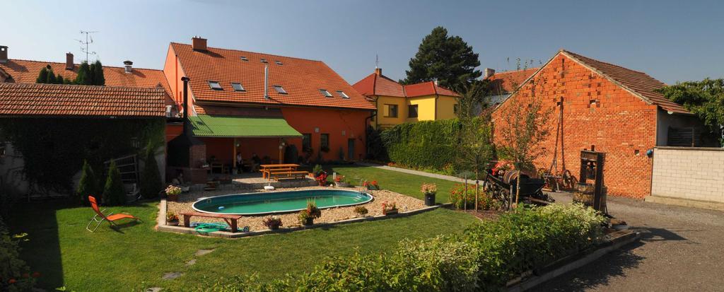 Penzion A Restaurace U Hroznu Вельке-Биловице Экстерьер фото