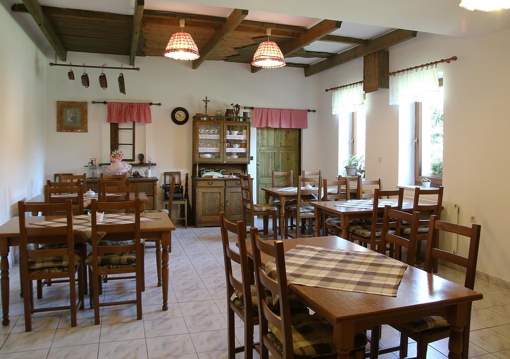 Penzion A Restaurace U Hroznu Вельке-Биловице Экстерьер фото