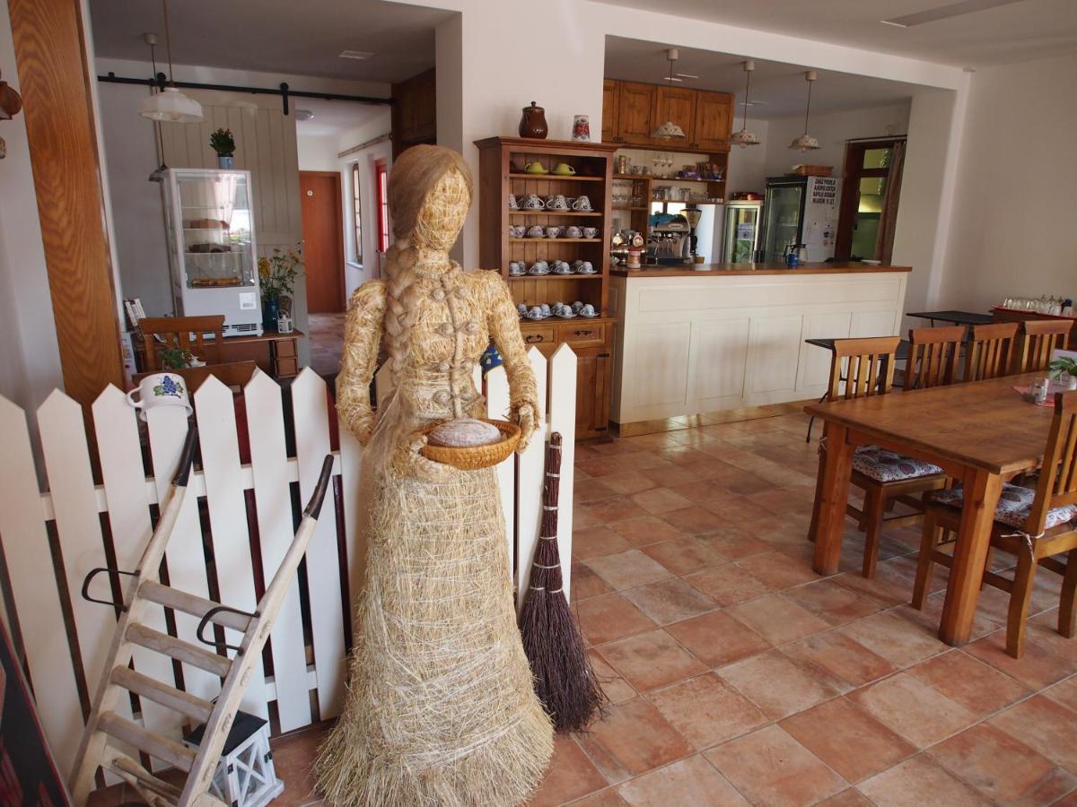 Penzion A Restaurace U Hroznu Вельке-Биловице Экстерьер фото
