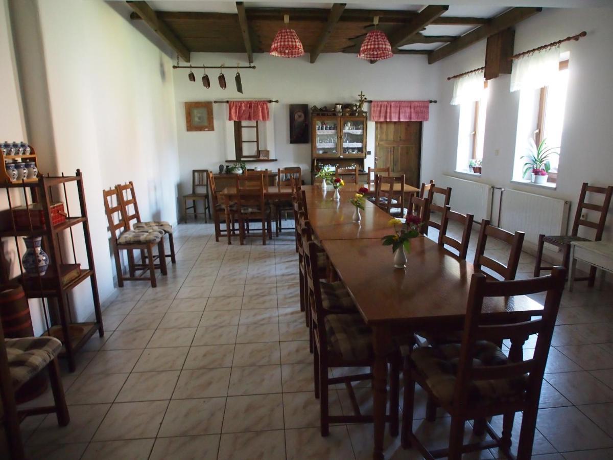 Penzion A Restaurace U Hroznu Вельке-Биловице Экстерьер фото