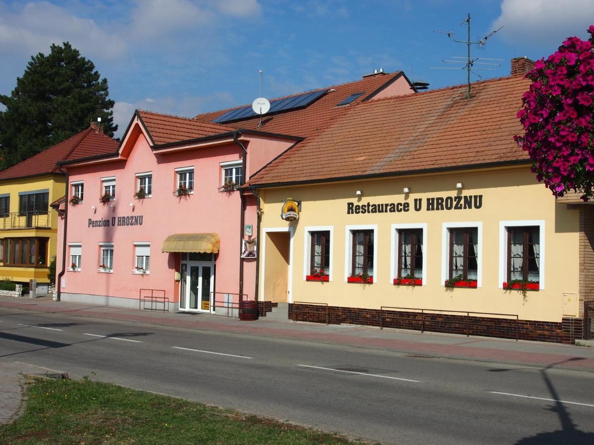 Penzion A Restaurace U Hroznu Вельке-Биловице Экстерьер фото