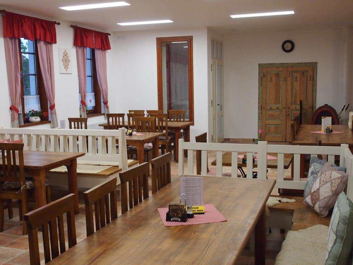 Penzion A Restaurace U Hroznu Вельке-Биловице Экстерьер фото