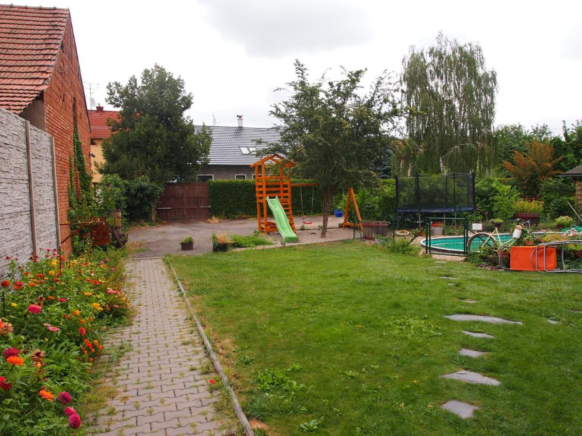 Penzion A Restaurace U Hroznu Вельке-Биловице Экстерьер фото